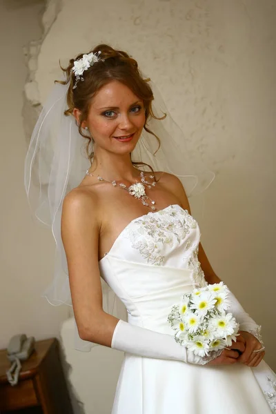 Porträtt Unga Vackra Brud Brudklänning — Stockfoto