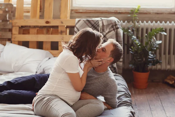 Güzel hamile kadın ve kocası