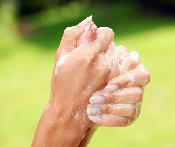 Γυναίκα Πλύσιμο Της Όμορφα Χέρια — Φωτογραφία Αρχείου