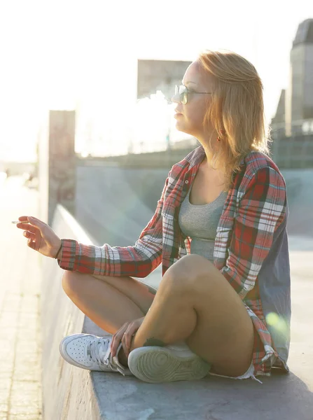 Kobieta Koszuli Kratę Paląca Skate Parku — Zdjęcie stockowe