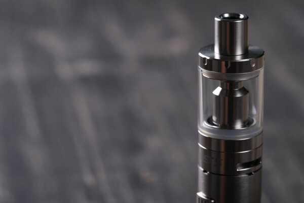 Вапающее устройство на деревянном столе