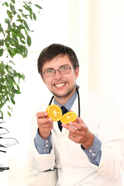 Jonge Lachende Dokter Met Oranje Handen — Stockfoto