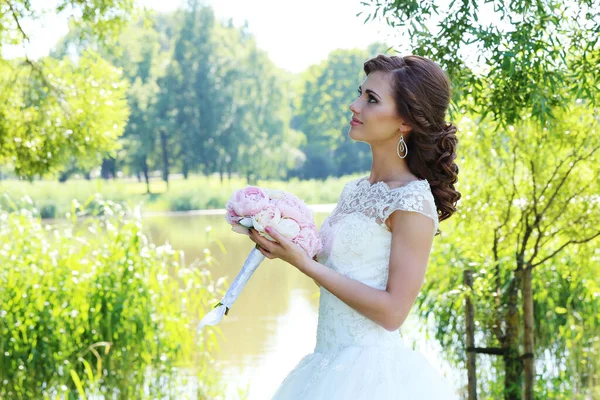 Jovem Noiva Bonita Posando Parque Com Buquê Flores — Fotografia de Stock