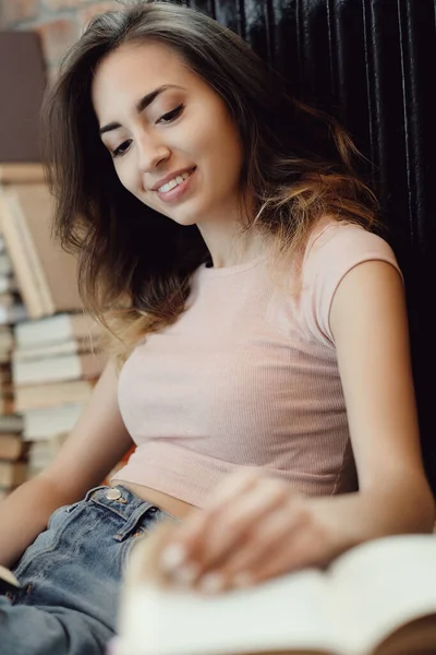 Bildung Und Bücher Schöne Frau Der Bibliothek — Stockfoto
