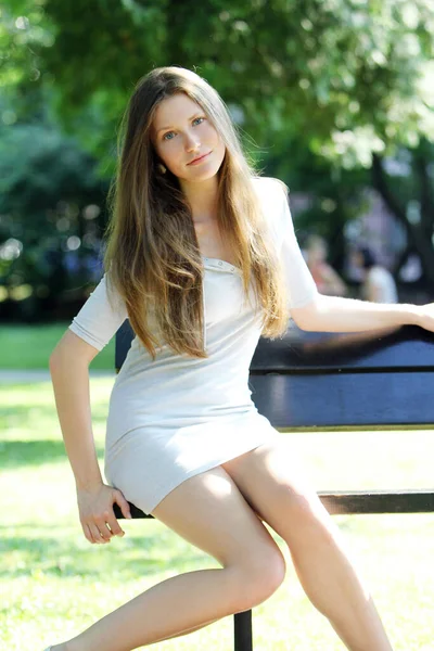 Młoda Piękna Kobieta Siedzi Ławce Parku — Zdjęcie stockowe