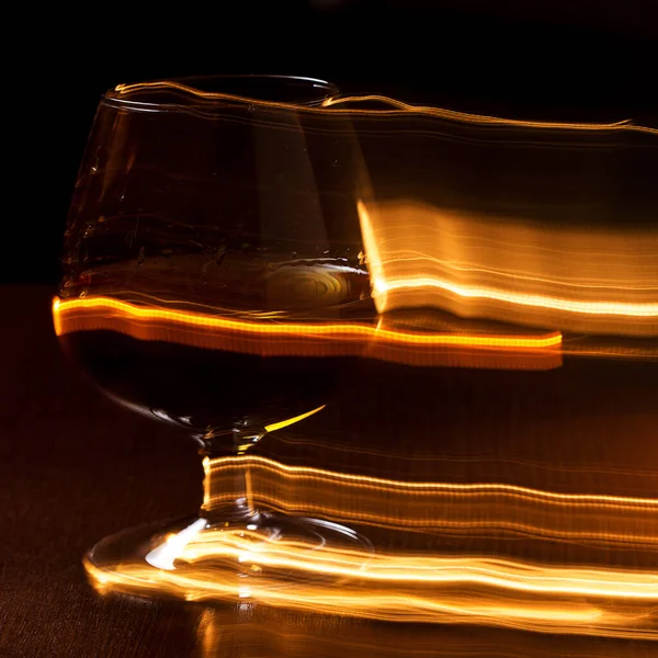 Sarı Çizgileri Olan Bir Bardak Viski — Stok fotoğraf