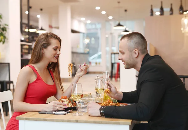 美しいカップルは レストランで夕食を持っています — ストック写真