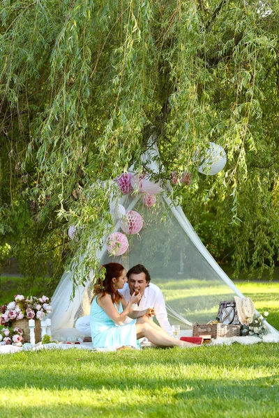 年轻漂亮的夫妇在公园里浪漫地野餐 — 图库照片