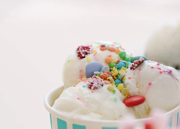 디저트 식탁에 맛있는 아이스크림 — 스톡 사진