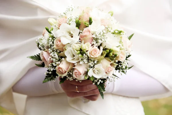 关门的美丽和新鲜的新娘鲜花花束 — 图库照片