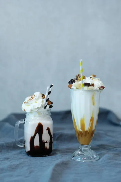 Délicieux Milkshakes Sur Table — Photo