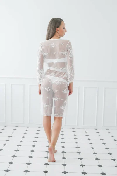 Moda Kobieta Pozowanie Białej Sukience — Zdjęcie stockowe