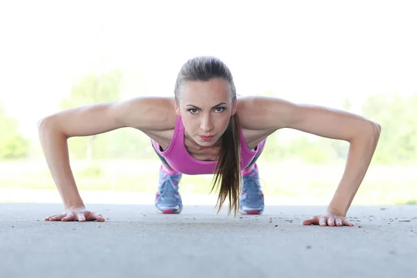 Spor Aktivite Şınav Çekerken Tatlı Bir Kadın — Stok fotoğraf