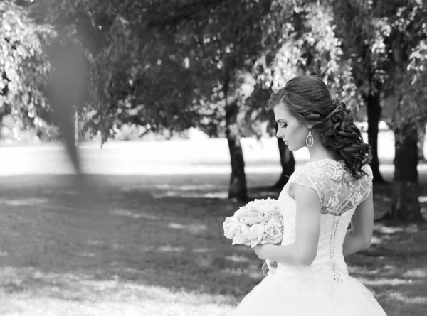 Portrait Beautiful Young Bride Park — Stock Photo, Image