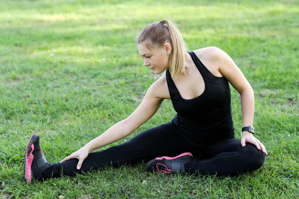 Sporty Young Woman Doing Exercise Park — Stock Photo, Image