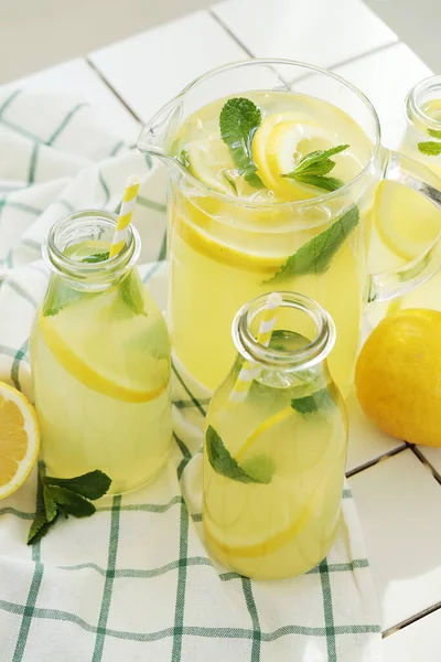 Limonata. Masada içecek bir şeyler var.