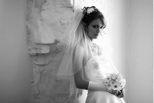 Vacker Vuxen Kvinna Brudklänning — Stockfoto