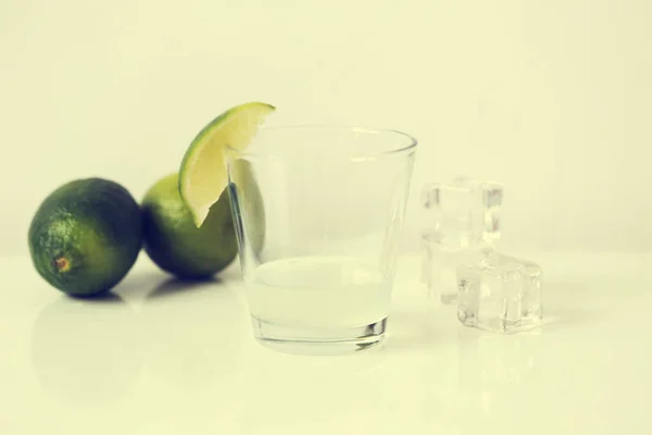 Citrusfrukter Saftig Lime Med Ett Glas — Stockfoto