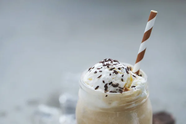 Kaffee Vorhanden Latte Mit Schokolade Und Stroh — Stockfoto