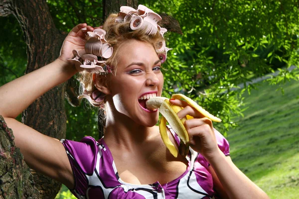 Een Mooie Jonge Vrouw Eet Banaan — Stockfoto