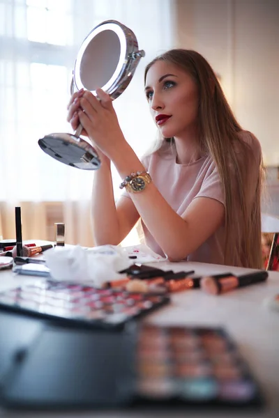 Makyaj Malzemesi Güzellik Blogcusu Çalışıyor — Stok fotoğraf