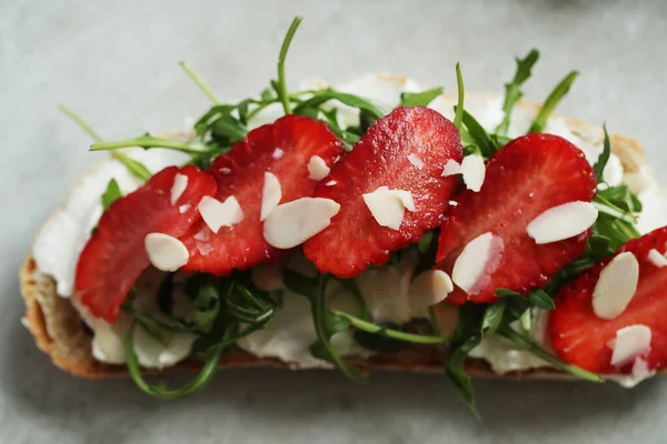 Yiyecekler. Masadaki tatlı sandviç.