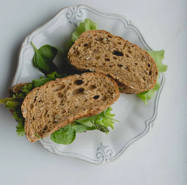 Essen Leckeres Sandwich Auf Dem Tisch — Stockfoto