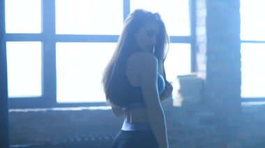 Spor ve yaşam tarzı. Kadın evde fitness seansı yaptıktan sonra dinleniyor.