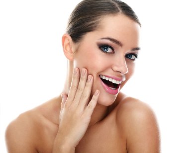 Beyaz arka plan üzerinde izole gülümseyen genç Latin kadın