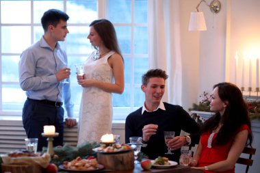 Kutlama. Noel yemeğindeki insanlar.