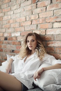 Yatma vakti. Yatakta güzel bir kız