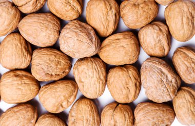 Beyaz arka planda nefis ceviz