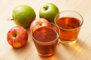 Masada elmalı bir bardak elma suyu.