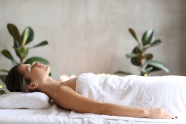 Güzellik. Kaplıcada güzel bir kadın