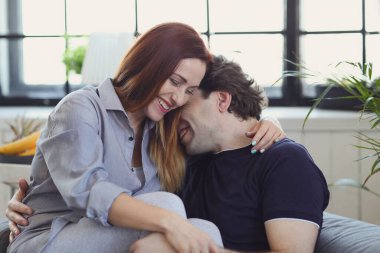 Güzel genç çift evde birlikte eğleniyor.