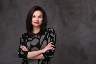 Kırmızı rujlu güzel bir kadın.