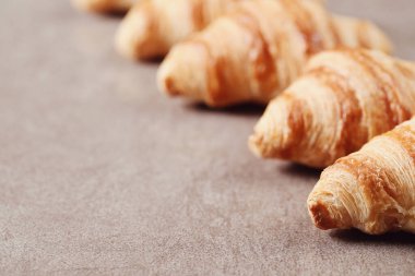 Kahvaltıda. Masada lezzetli kruvasanlar var.