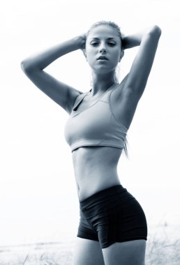 genç ve seksi fitness kadın sahilde