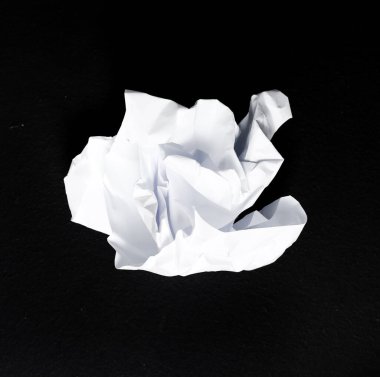 Siyah arkaplan üzerine buruşuk kağıt