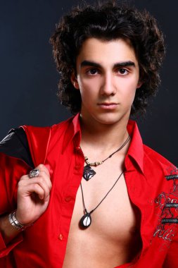 Siyah arka planda izole edilmiş genç ve çekici Latin çocuk.