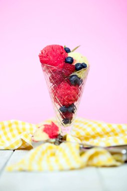 Tatlı. Masada nefis dondurma var.