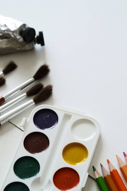 Masanın üzerine boya araçları