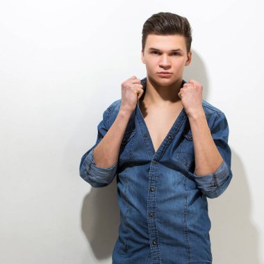 Yakışıklı, ciddi görünüşlü.