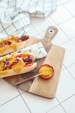 Yiyecekler. Masada nefis bir sosisli.