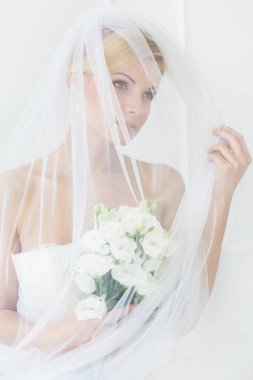 Düğün için. Çiçekli çekici gelin.