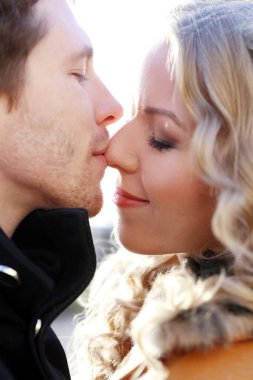 Sonbahar. Parktaki sevimli çift.