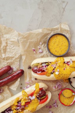 Yiyecekler. Masada nefis bir sosisli.