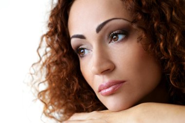 Güzel yüzlü, çekici bir kadın.