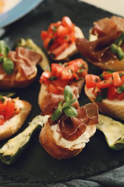 Yiyecekler. Tapas masada.