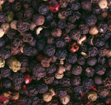 Masada bir yığın biber var.